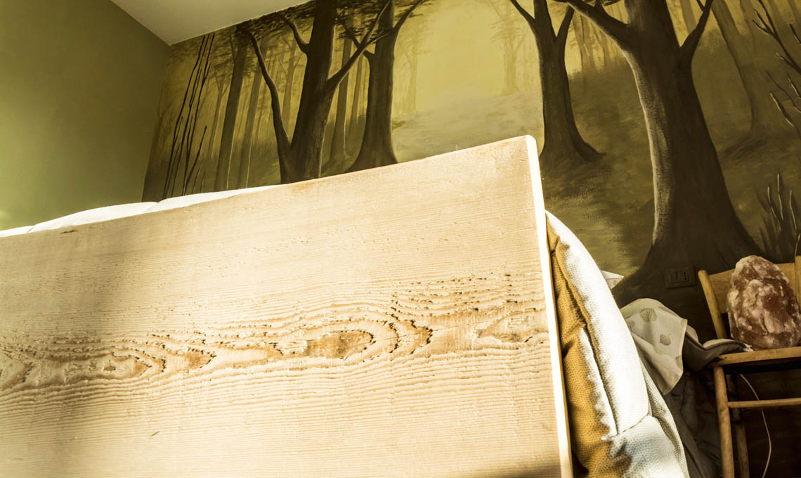 Come realizzare un letto fai da te da un'asse di legno di abete - CasaFacile