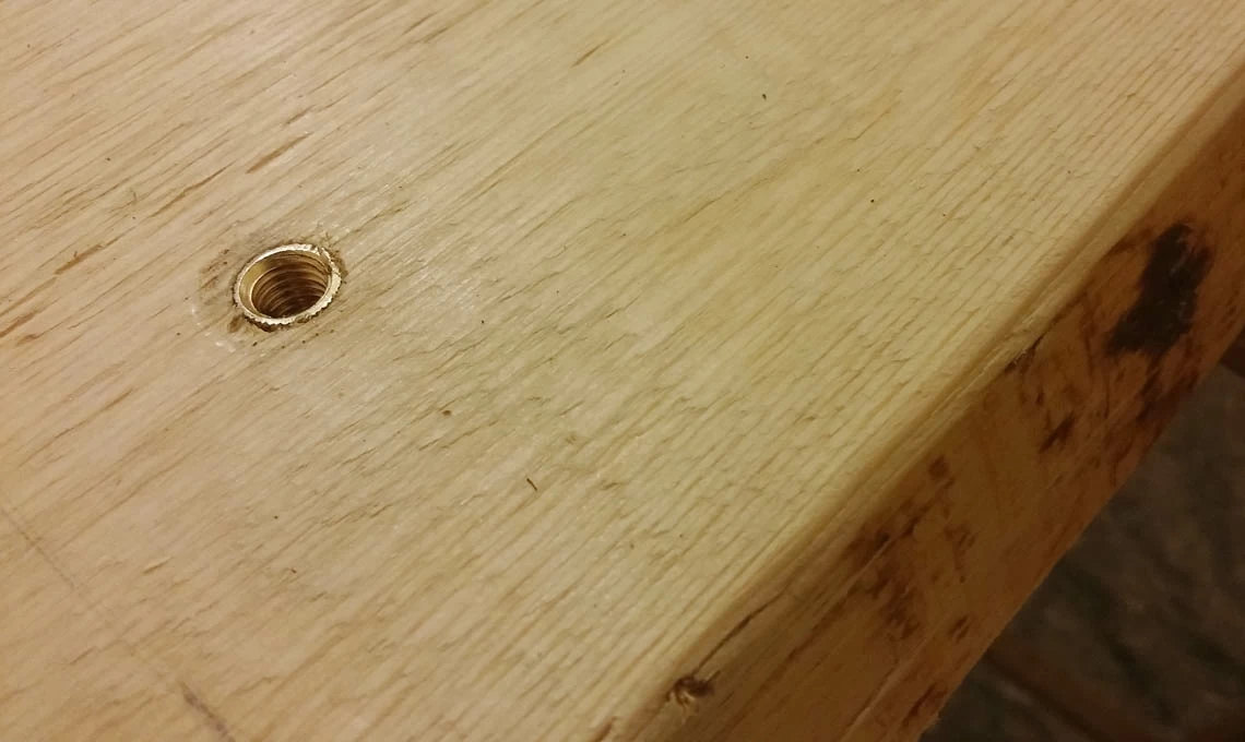 Come realizzare un letto fai da te da un'asse di legno di abete - CasaFacile